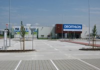 Francúzsky Decathlon otvoril v bratislavskom Pharose prvú ekologickú predajňu.