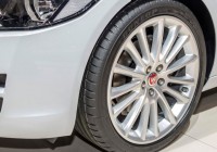 Nový Jaguar XE na pneumatikách Dunlop.