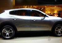 Rastúce autá spôsobujú problémy pri parkovaní.