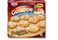 Jedinečná pizza so smotanovou omáčkou na tenkom chrumkavom ceste.