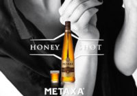 Oslávte Medzinárodný deň bozkávania s Metaxou Honey Shot.