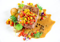 Flank steak so salsou z pečených paprík a omáčkou zo zeleného korenia