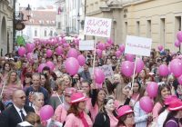 Areál Bratislavského hradu sa zahalil do ružovej na znak podpory boja za zdravé prsia