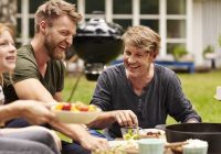 Upečte si na grile langoše so smotanovo – uhorkovým dipom