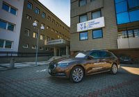 Škoda odovzdala 10 vozidiel na boj proti COVID-19