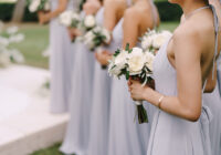 Výber šiat na svadbu sa netýka len nevesty a jej svadobných šiat
