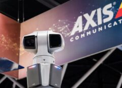 Nový 360° radar Axis s pomocou AI rozpozná osoby na ploche takmer šiestich futbalových ihrísk